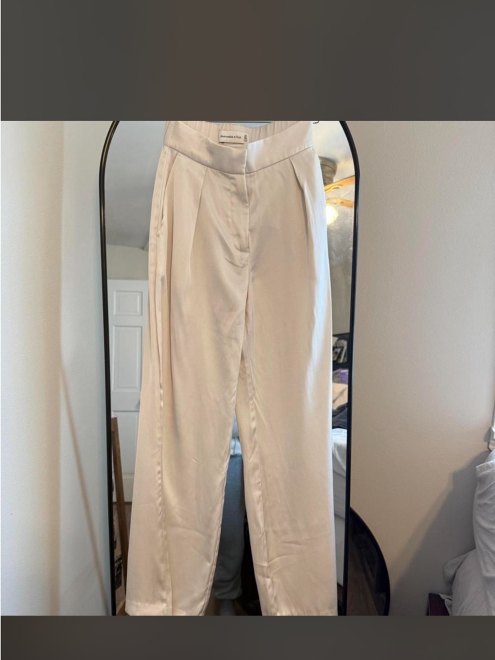 Abercrombie & Fitch Satin Straight-Leg Pants in Cream